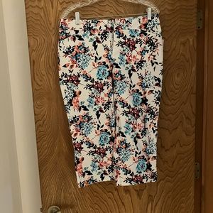 👖Size 8 St. John’s Bay Floral Capri Pants